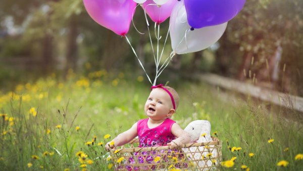 Девушка с шариками в небе