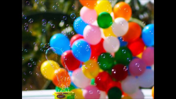 Счастливые люди с шариками