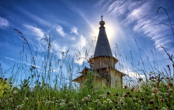 Церковь летом