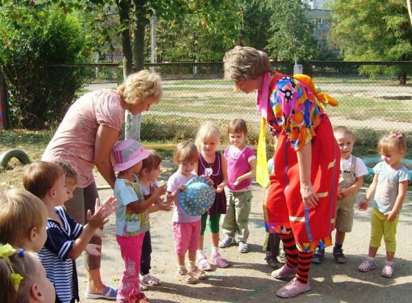 Воспитатель с детьми на прозрачном фоне