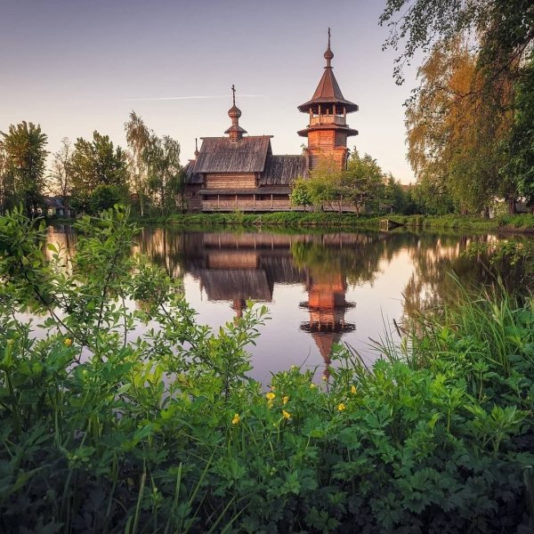 Храм Николая Чудотворца у реки в Подмосковье