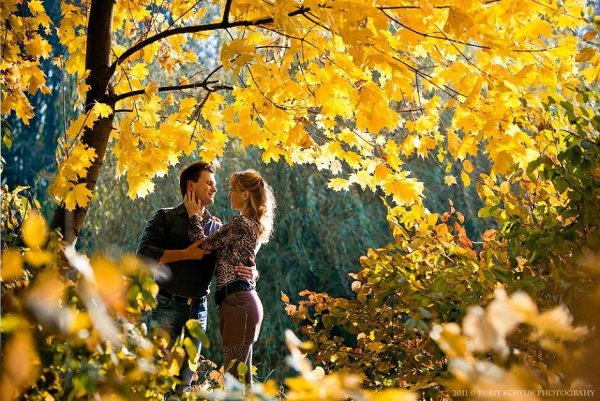 Мужчина с зонтом в парке