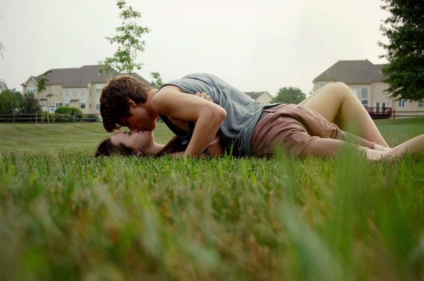 Парень и девушка лежат на траве