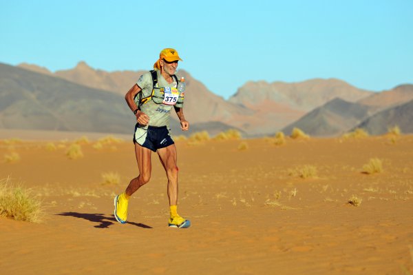 Спортсмен бежит