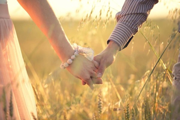 Руки влюблённых