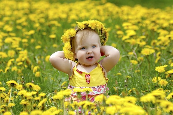 Счастливая девушка на природе