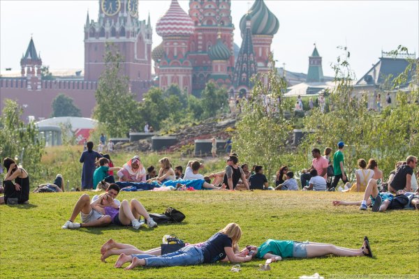 Люди гуляют по Москве летом