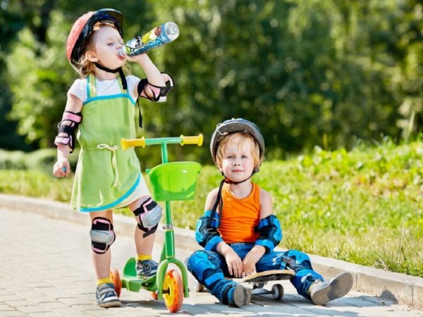 Дети на роликах и самокатах