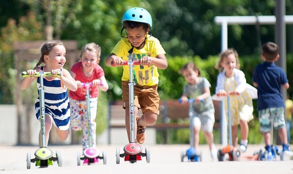 Мальчик на самокате