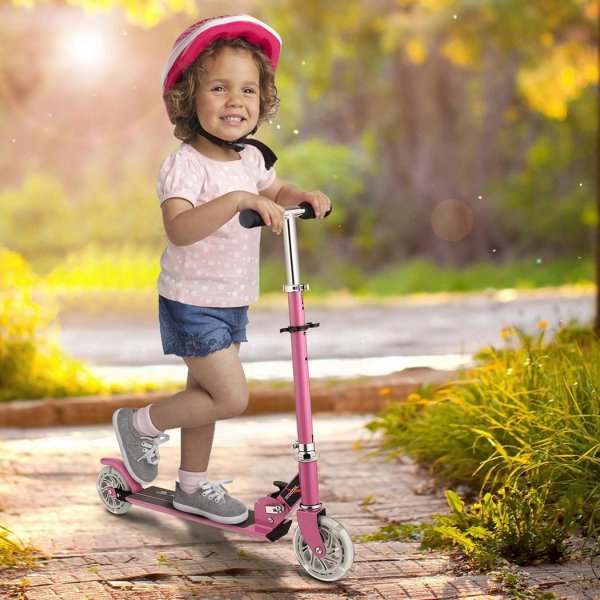 Ребенок на самокате