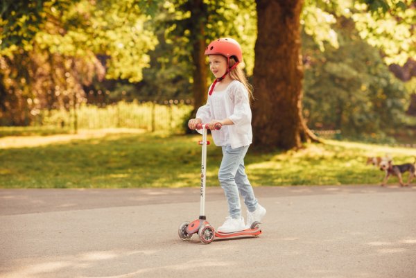 Ребенок на самокате