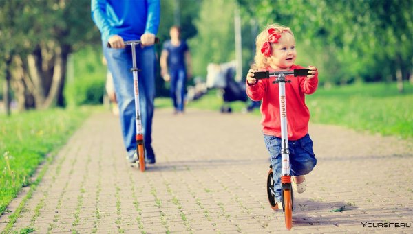 Дети катаются на самокате