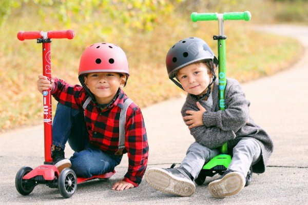 Ребенок на самокате