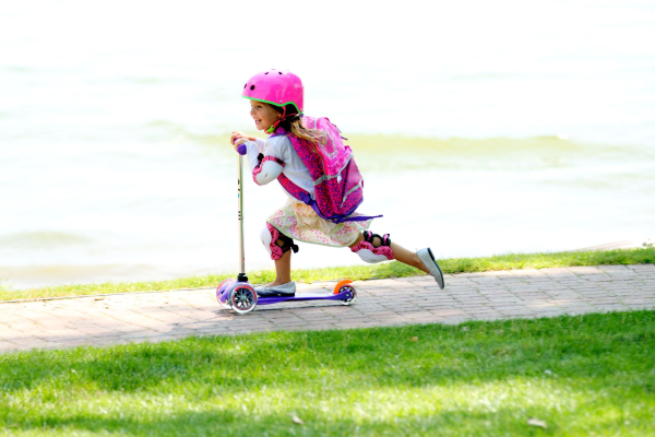 Ребенок на самокате