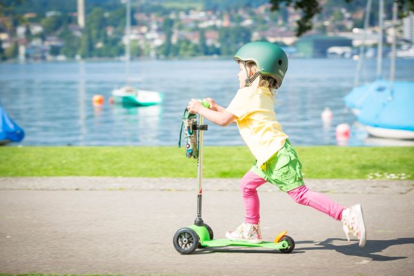 Семья на самокатах