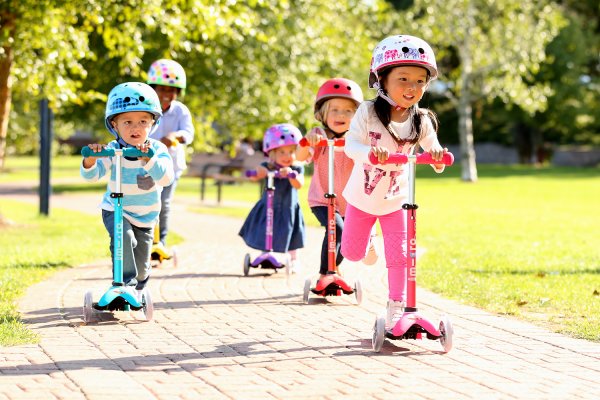 Ребенок на самокате