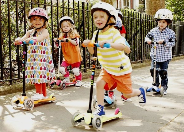 Ребенок на самокате