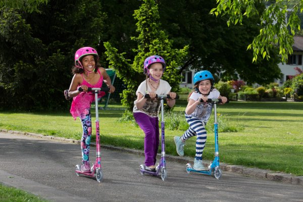 Семья на самокатах