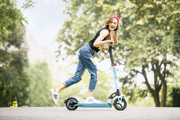 Мальчик катается на самокате