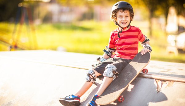 Дети на самокате в парке