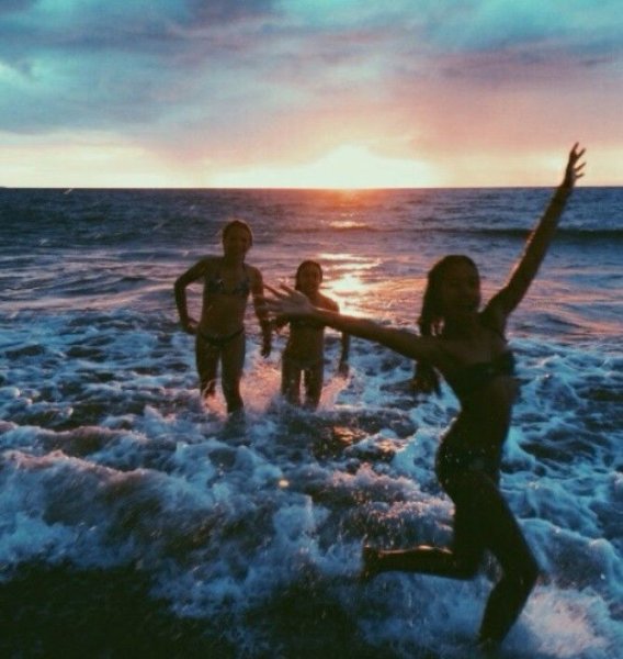 Друзья на берегу моря