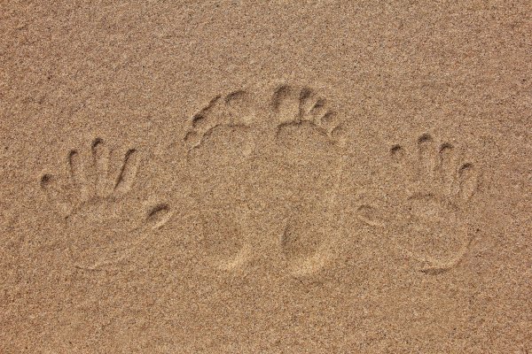 Следы ребенка на песке