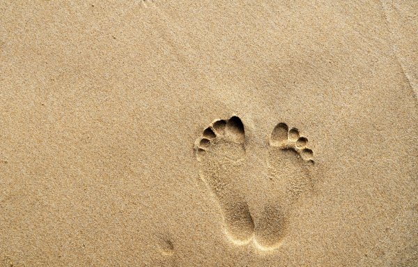 Отпечаток ноги на песке