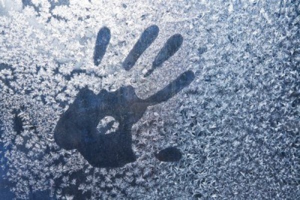 Отпечаток ладони на стекле