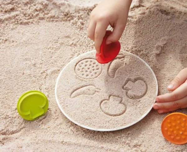 Дети играют в песке