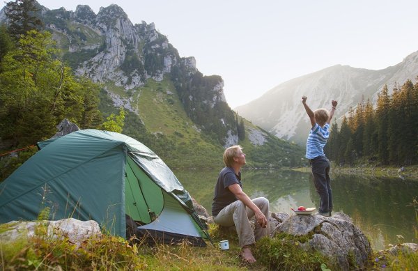 Семья в палатке на природе