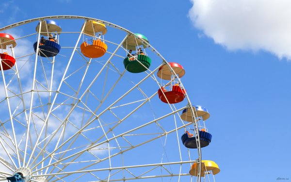 Парк аттракционов мультяшный