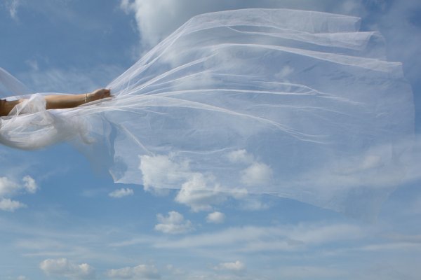 Счастливая девушка в поле