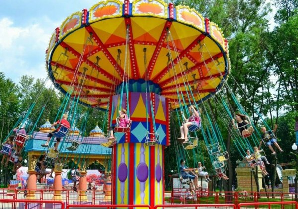 Парк аттракционов колесо обозрения