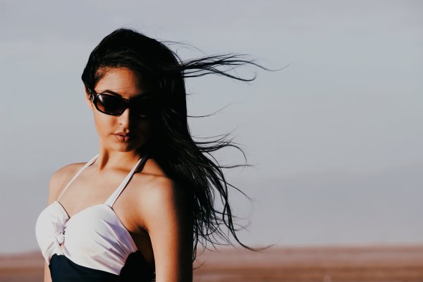 Девушка в поле со спины