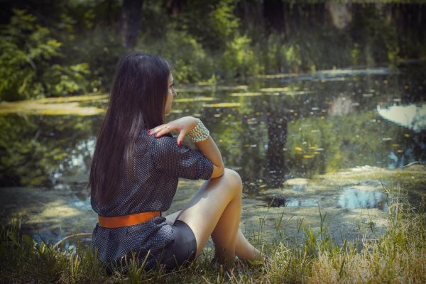 Брюнетка с боку