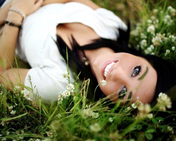 Брюнетка со спины