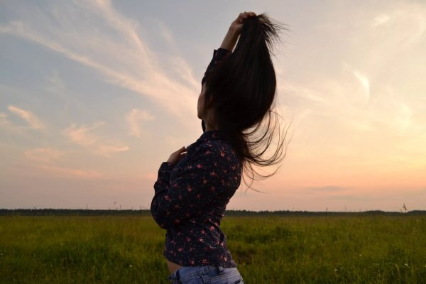 Брюнетка в рваных джинсах