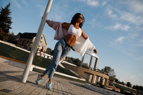 Девушка в цветах со спины