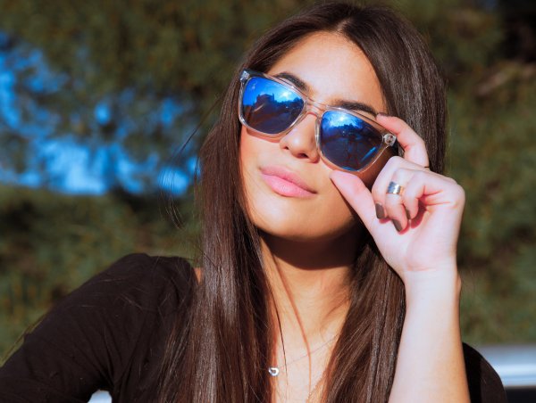 Брюнетка с длинными волосами на море