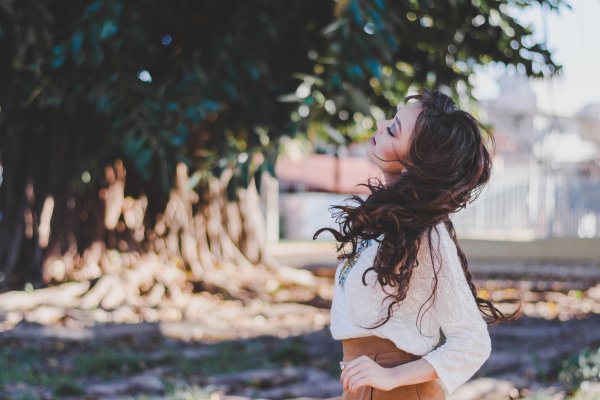 Красивые девушки брюнетки в белом