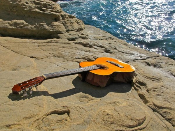 Гитара на берегу моря