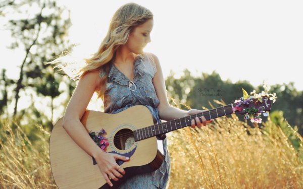 Девочка с гитарой