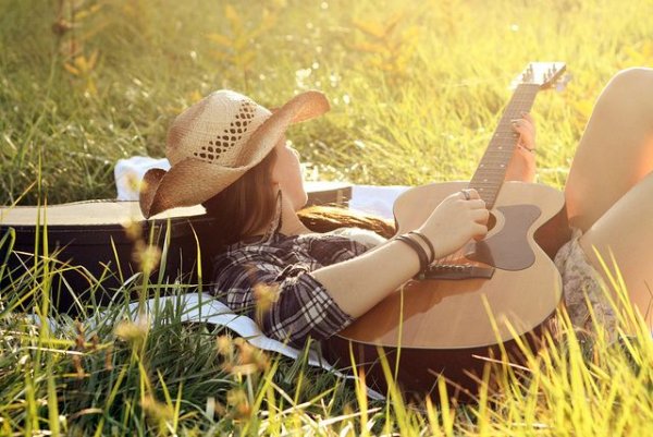 Фотосессия с гитарой на природе