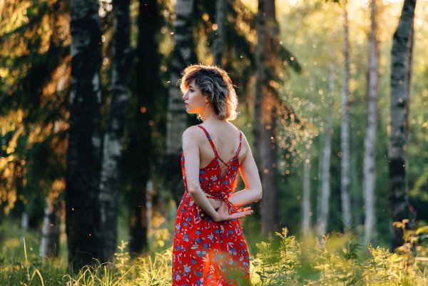 Девушка в лесу летом