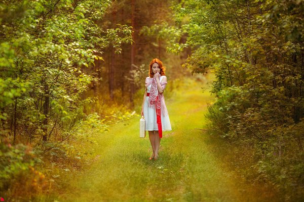 Девушка идёт по трапинке