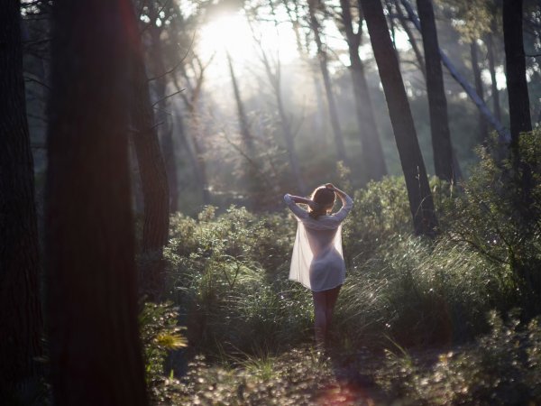 Фотосессия в лесу в белом платье