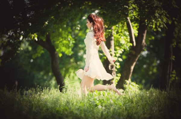 Девушка в платье летнем