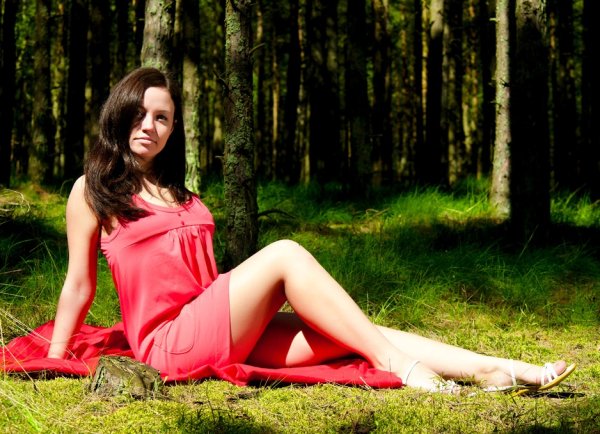 Девушка в летнем лесу