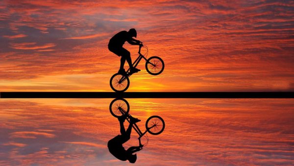 Девушка на велосипеде