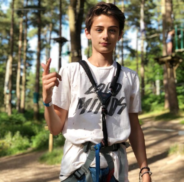 Красивый парень селфи